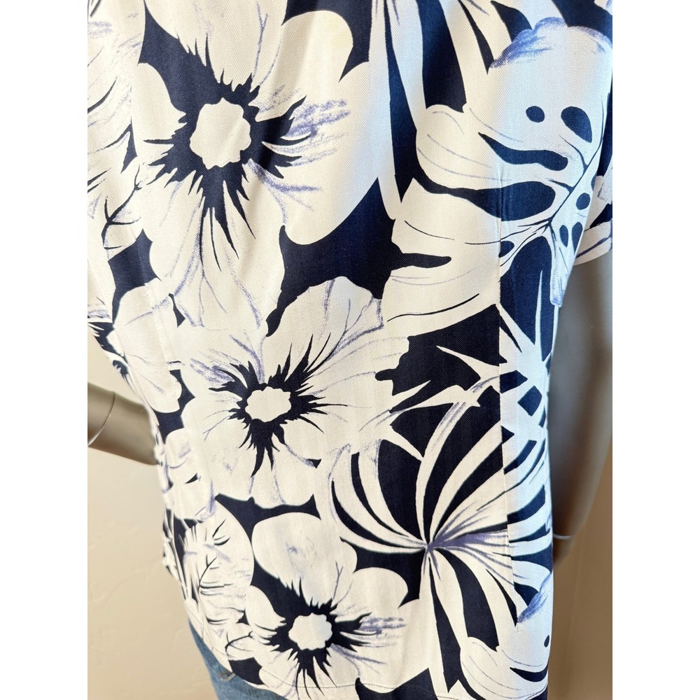 Hilo Hattie Navy Blue White Tropical Floral Aloha Hawaiian Shirt | 100% Silk - Picture 5 of 6
